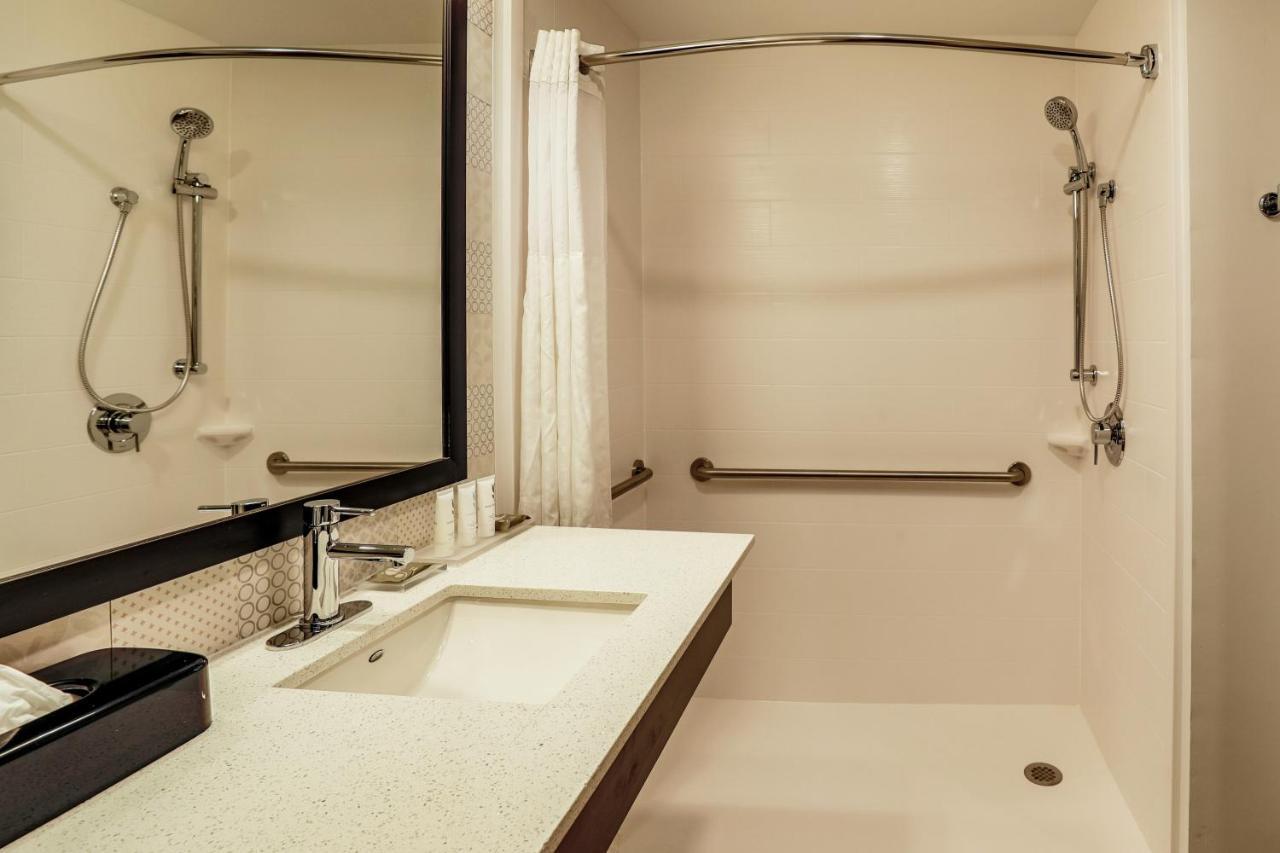 Hotel Country & By Radisson Airport Tn