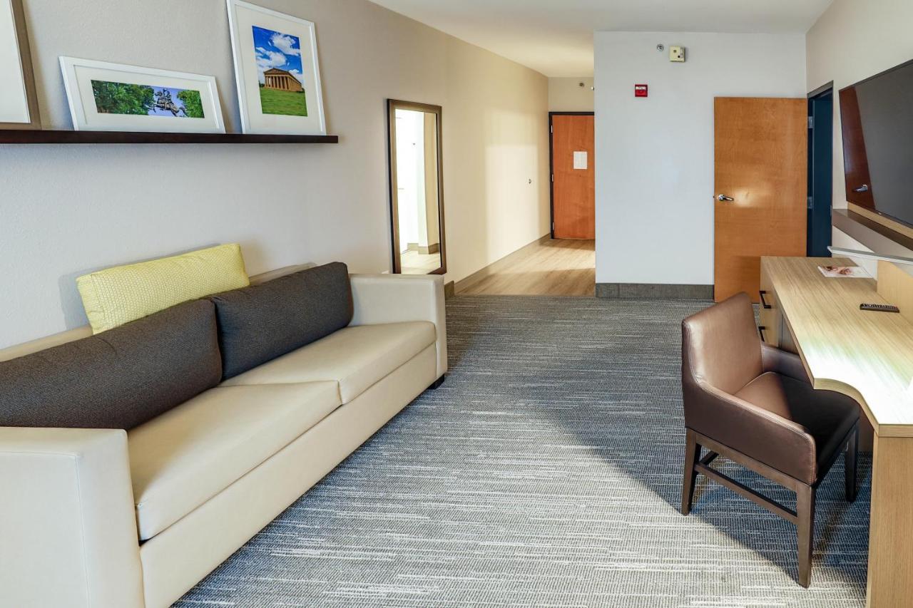 Hotel Country & By Radisson Airport Tn