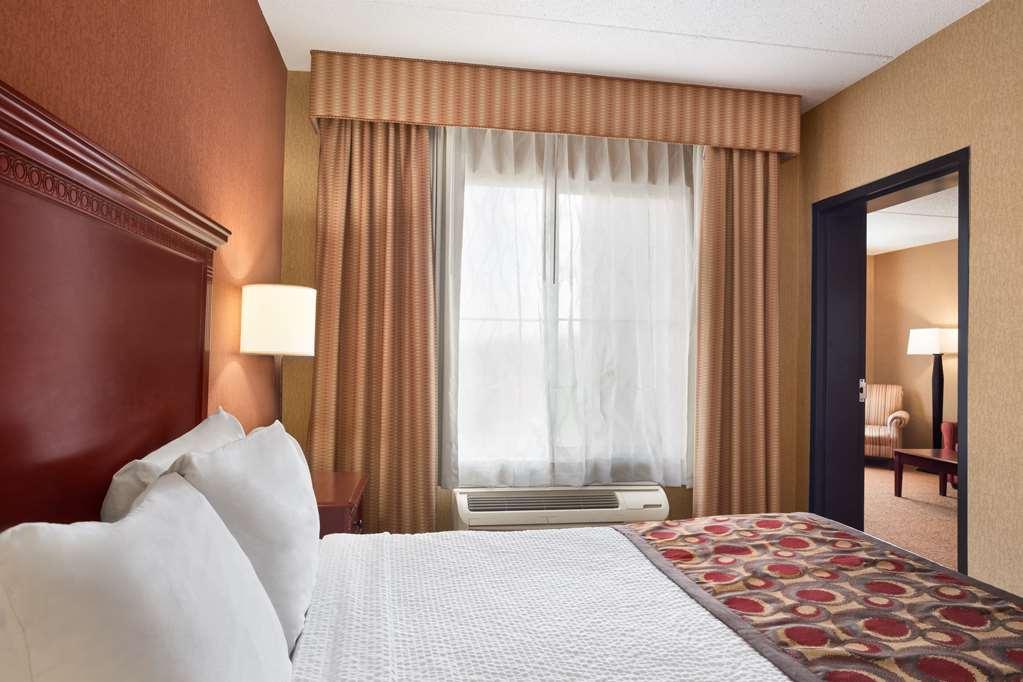 Country & By Radisson Airport Tn Hotel