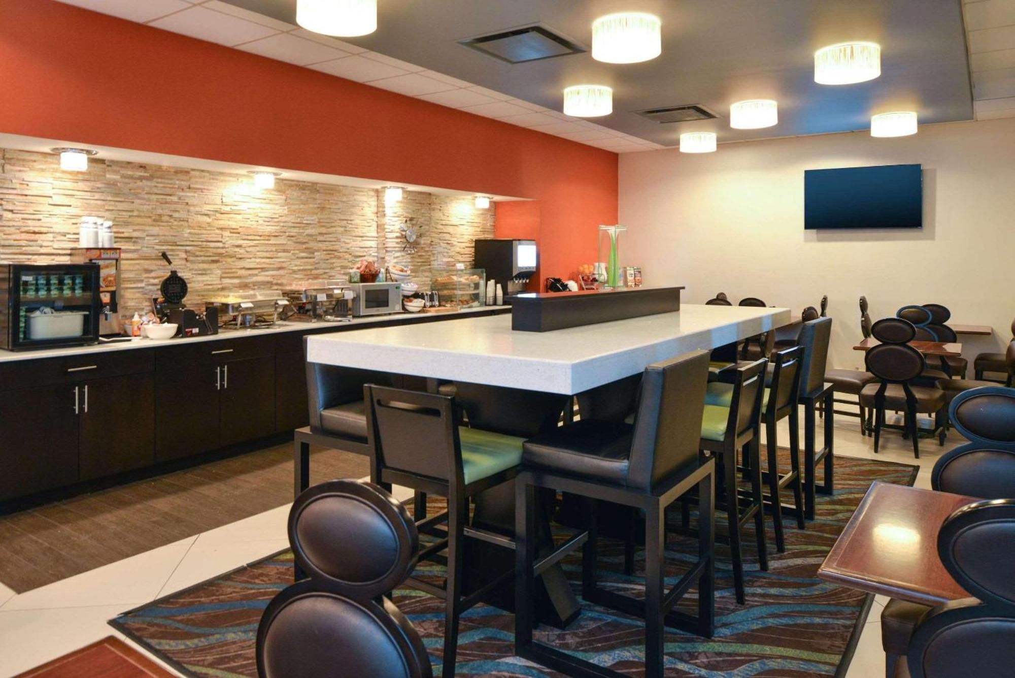 Country & By Radisson Airport Tn Hotel