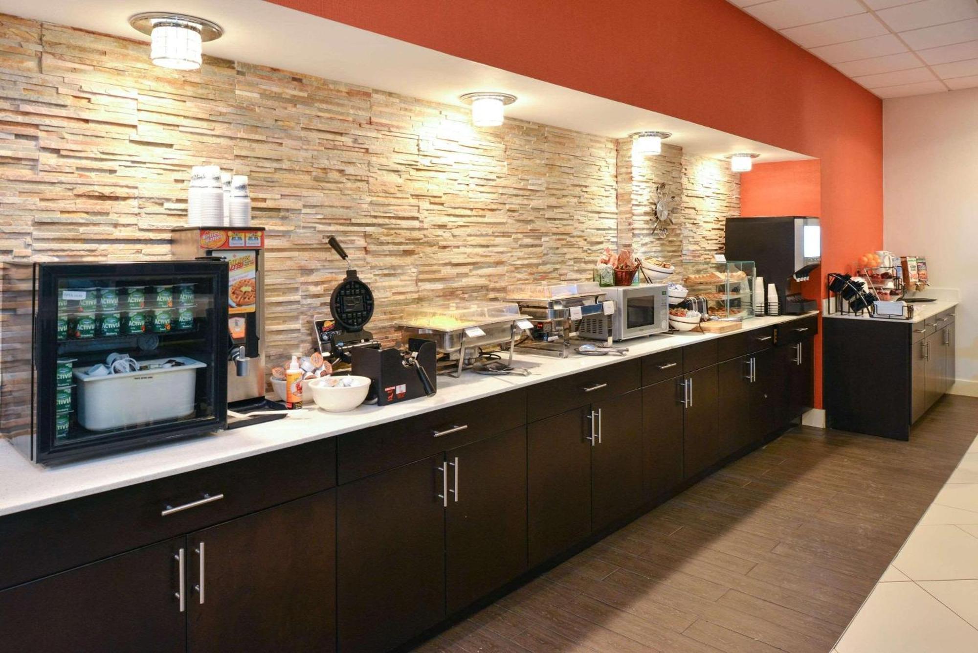 Country & By Radisson Airport Tn 3*