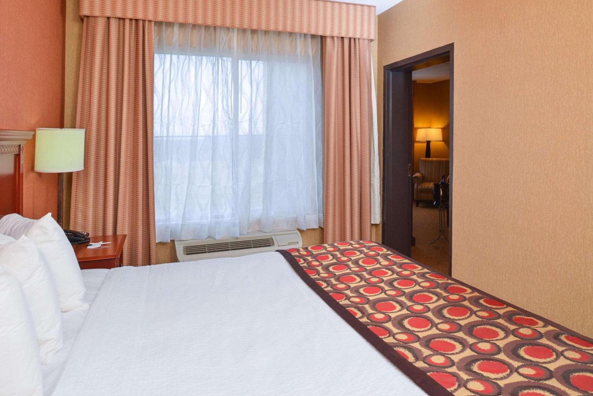Country & By Radisson Airport Tn Hotel 3*