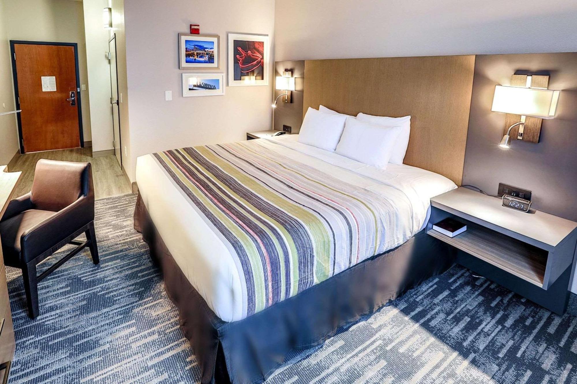 Hotel Country & By Radisson Airport Tn