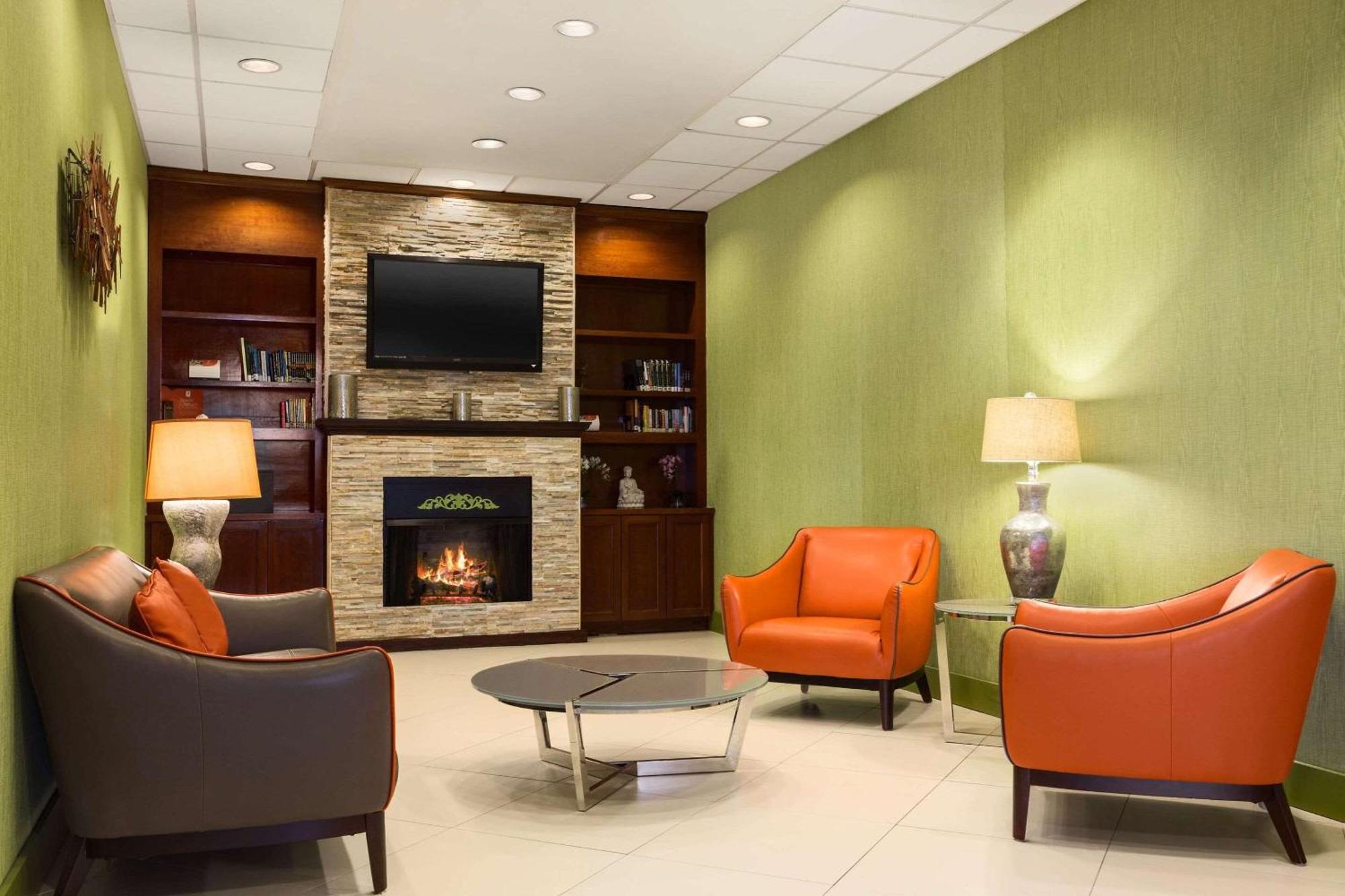 Country & By Radisson Airport Tn Hotel 3*