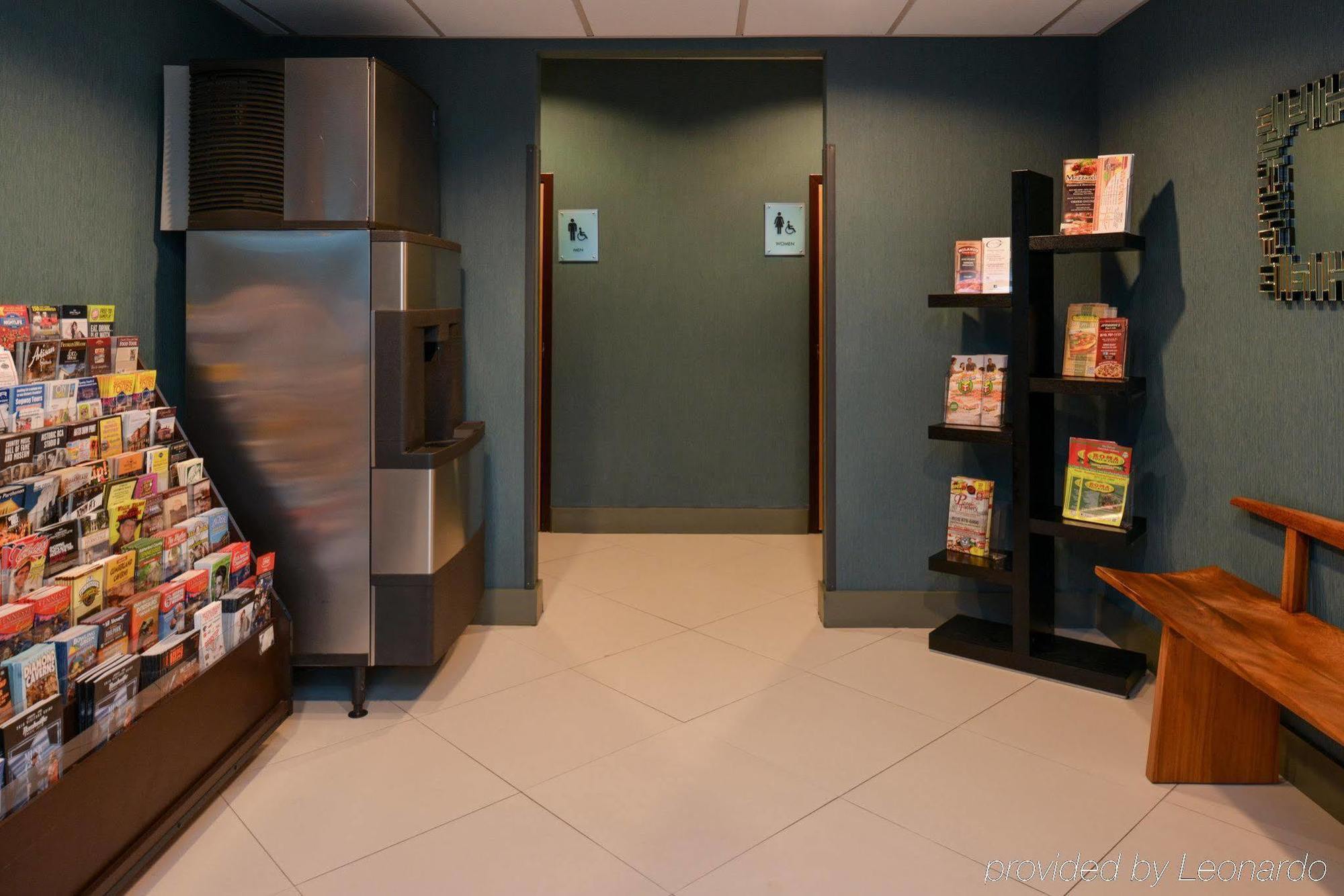 Hotel Country & By Radisson Airport Tn 3*