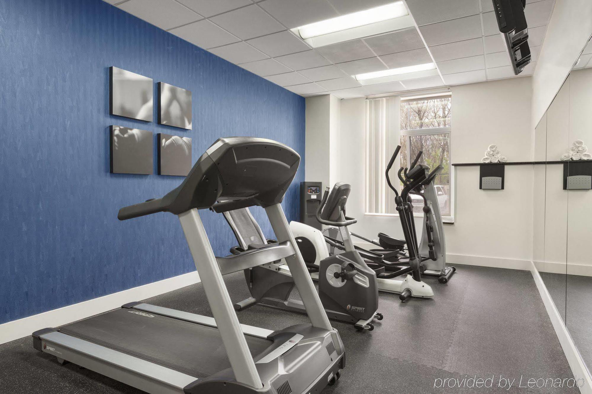 Hotel Country & By Radisson Airport Tn 3*